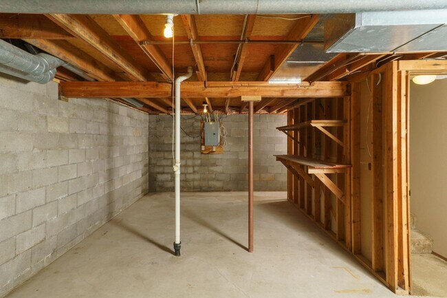 Building Photo - 2 Bedroom Townhome Available August 14th, 2026!