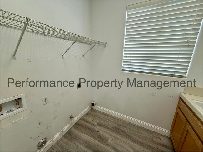 Building Photo - Stunning 4 Bed/3 Bath NW Bakersfield Home ...