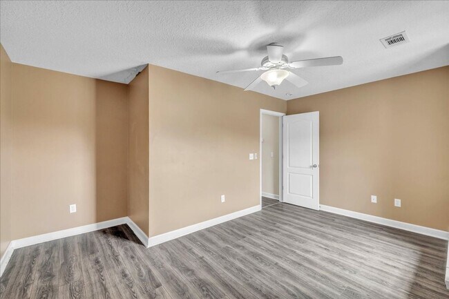 Building Photo - Spacious 4 Bed, 2.5 Bath in White Oak