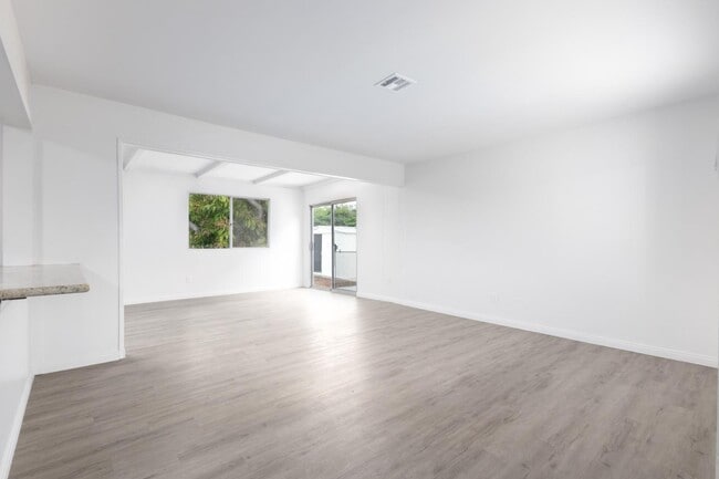 Building Photo - 4810 Iroquois Ave