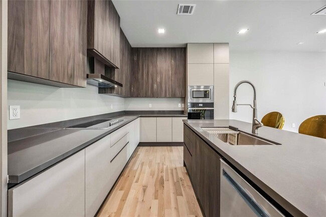 Building Photo - 1111 W 21st St