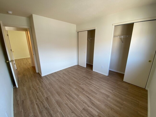 Building Photo - 3 bed 2.5 bath