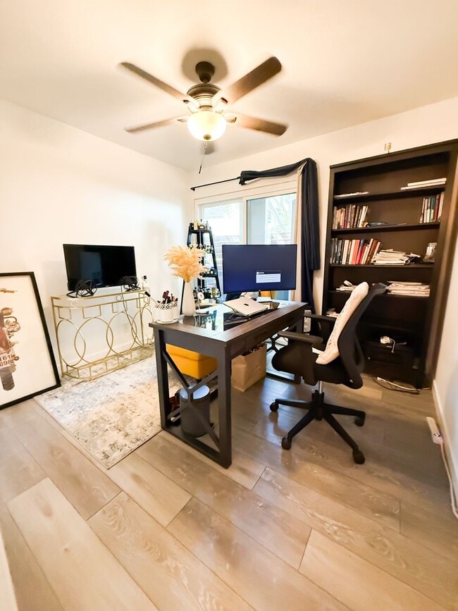 Building Photo - Charming Lake Forest Condo Ready for You! ...
