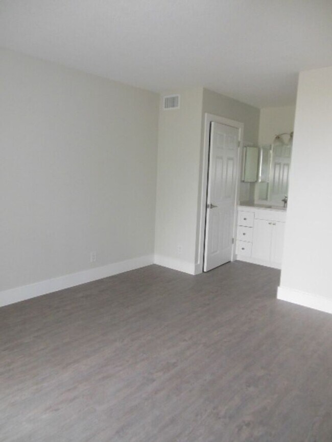 Building Photo - ONE BEDROOM ONE BATHROOM! WATERFRONT COMMUNITY!