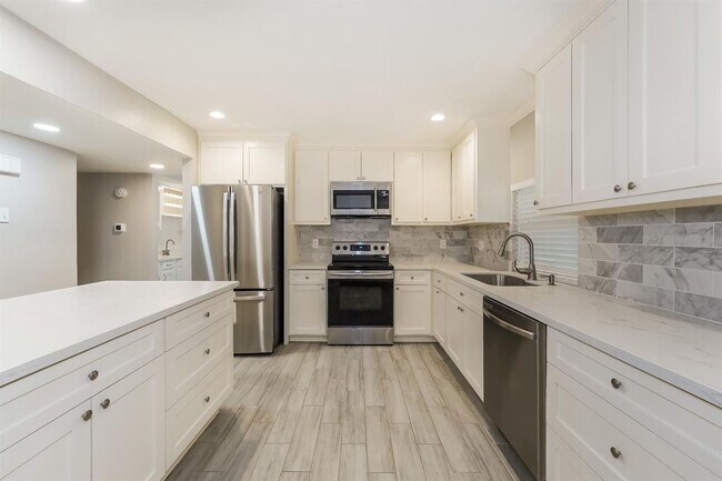 Building Photo - 15411 La Loma Dr