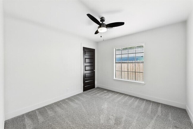 Building Photo - 6906 Twin Crest Dr