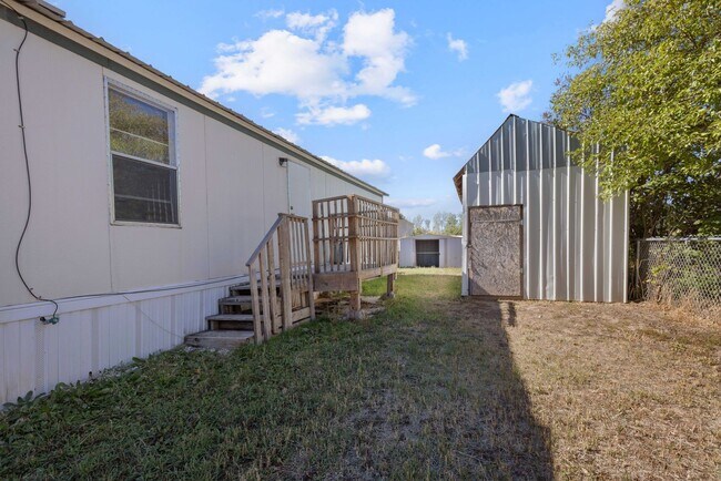 Building Photo - Large manufactured home