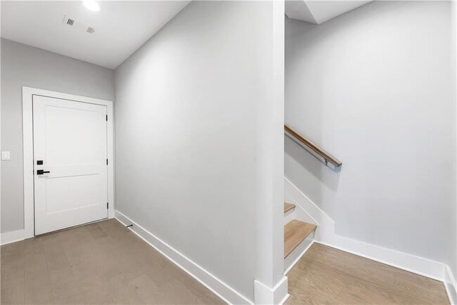 Building Photo - 2035 Parkside Ln
