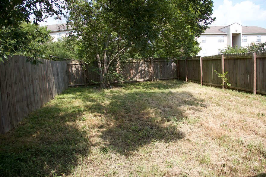Large fenced backyard perfect for pets - 3122 Brickdale Ln