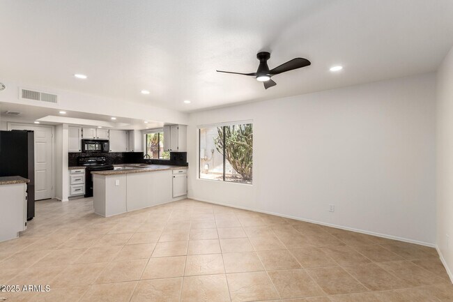 Building Photo - 9645 W Kimberly Way