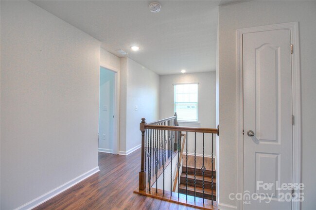 Building Photo - 3007 Silverwood Dr