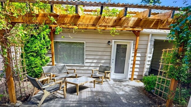 Building Photo - Stunning 3 bed/2bath remodeled home, with ...