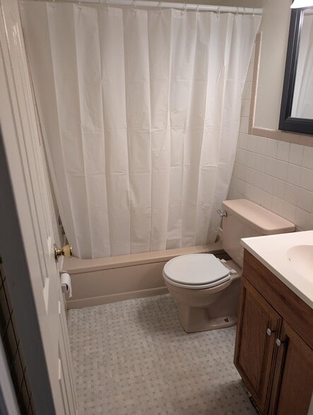 Building Photo - 1001 White Oak Rd