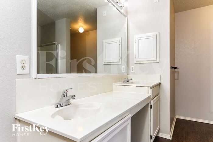 Building Photo - 5704 Creekhollow Dr