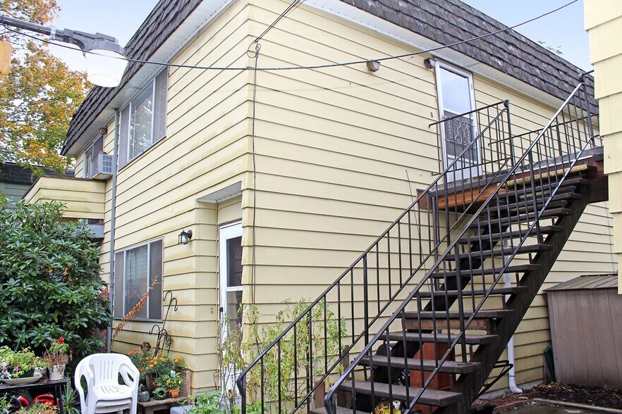 Building Photo - 1178 SE Pershing St