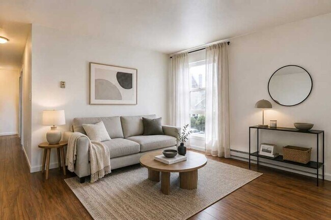 Building Photo - North Beacon Hill 1 Bedroom Apartment for Rent | Beacon Hill Light Rail Access, Balcony, Hardwood...