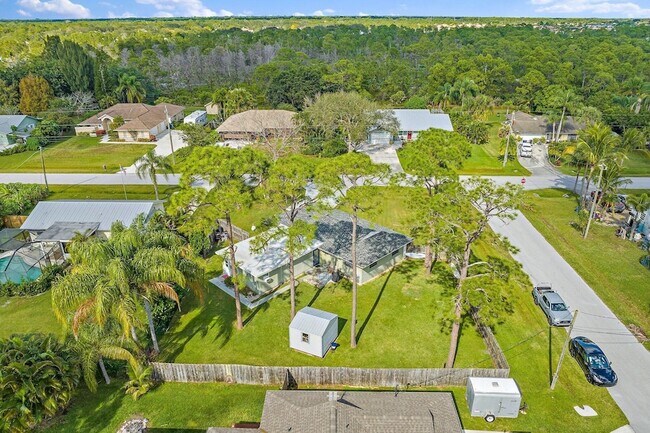 Building Photo - 5854 SE Orange Blossom Trail