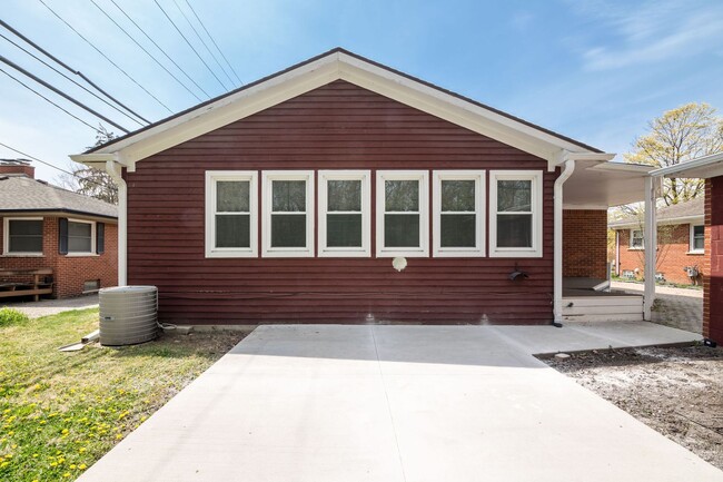 Building Photo - 1427 Woodland Dr