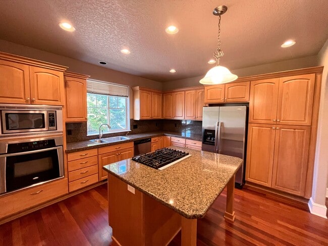 Building Photo - Stunning Corner Home in King City with Washer/Dryer Included, Private Courtyard!