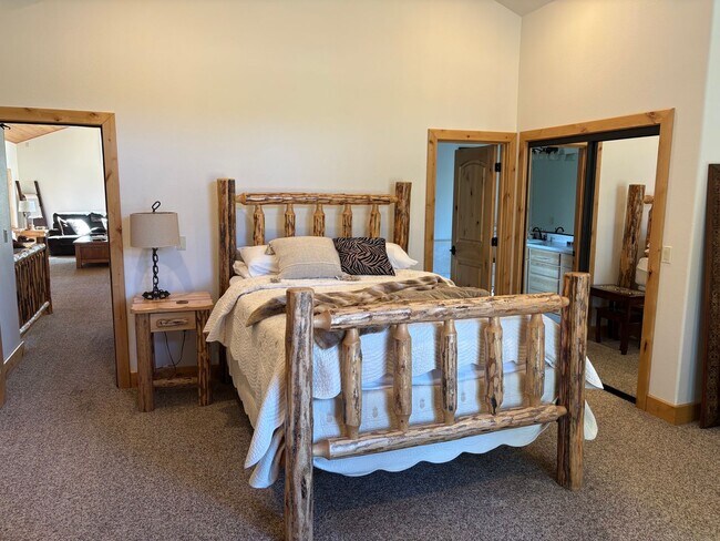 Building Photo - Large furnished mountain home