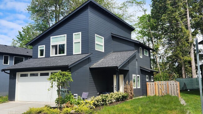 Primary Photo - Newer 3 Bed 2 Bath House in Blaine--Close ...
