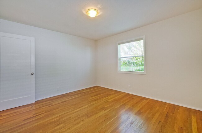 Building Photo - Awesome Home Located in a Quiet Tree Line ...