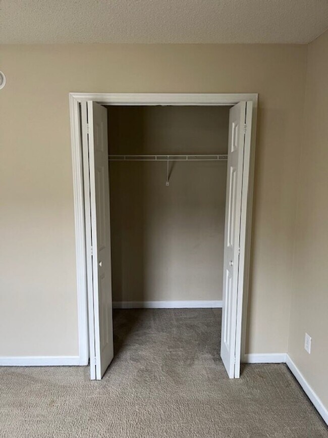 Building Photo - 2 bedroom, 1.5 bath Townhouse: Oaklawn Park!