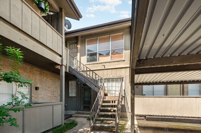 Building Photo - 10438 High Hollows Dr