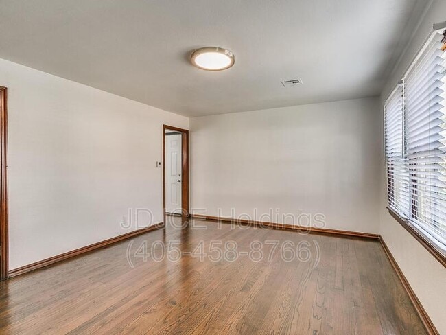 Building Photo - 204 E Douglas Dr