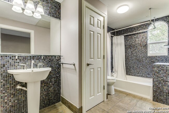 Building Photo - 2-BEDROOM CONDO AT ANDALUSIA CONDOMINIUMS