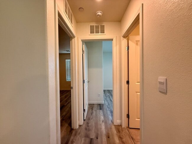 Building Photo - NEWLY UPGRADED 3 BED 2.5 BATH 2 CAR GARAGE...