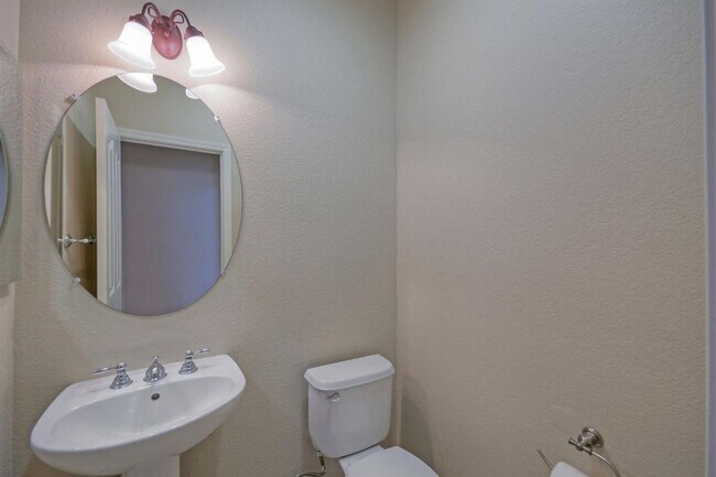 Building Photo - 4 Bedroom, 3 Bath - 3 Car Garage - Gorgeous!!!