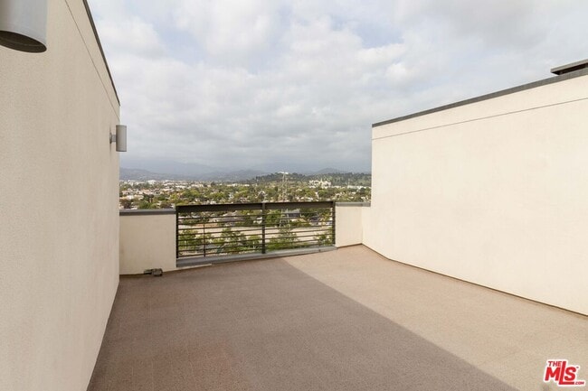 Building Photo - 2753 Waverly Dr