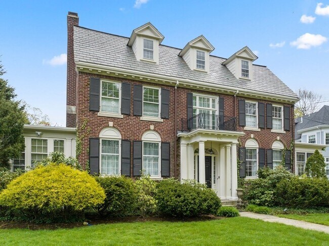 Building Photo - 1010 Centre St