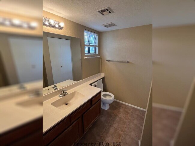 Building Photo - "Chic 2-Bedroom Retreat with 2.5 Baths in Prime Tempe Location – 1,072 Sq Ft of Modern Living!"