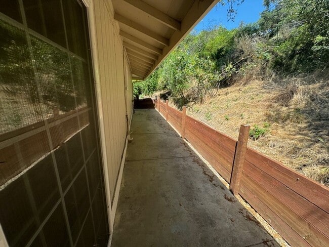 Building Photo - 3 Bedroom, 2 bath home with indoor laundry...