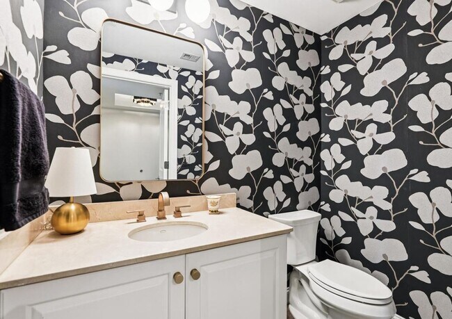 Building Photo - Georgetown Style with Garage PARKING