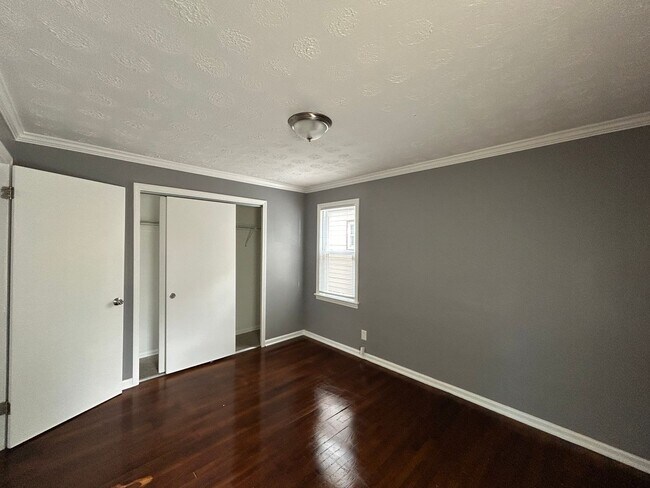 Building Photo - Spacious 3-Bedroom, 2-Bath House in South Euclid