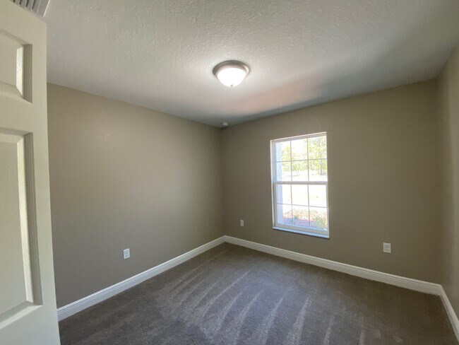 Building Photo - Desirable SW Ocala Neighborhood 4/2/2 *WON'T LAST*