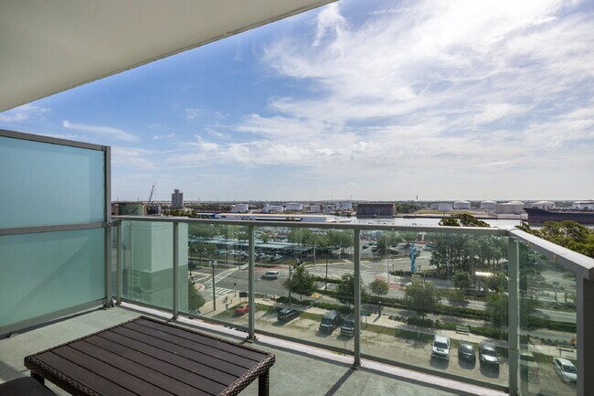 Building Photo - "Experience Urban Elegance: Spacious 2BR/2BA Condo in the Heart of Tampa!"