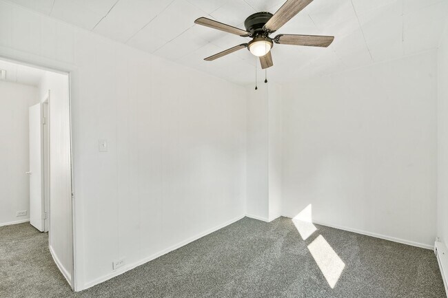 Building Photo - 2 bed 1 bath - newly updated, convenient location, washer/dryer/dishwasher