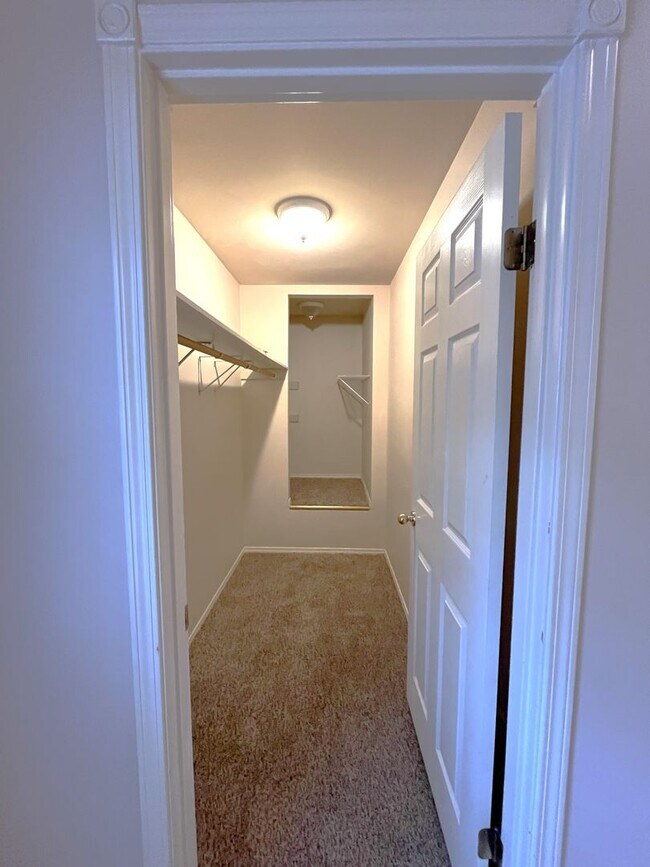 Building Photo - Three Bedroom In Great Location