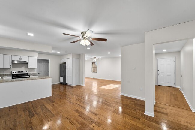 Building Photo - 983 Beverly Dr