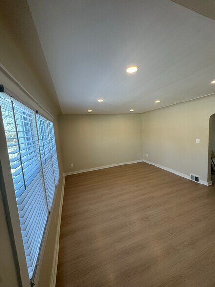 Building Photo - 393 W Milton Ave