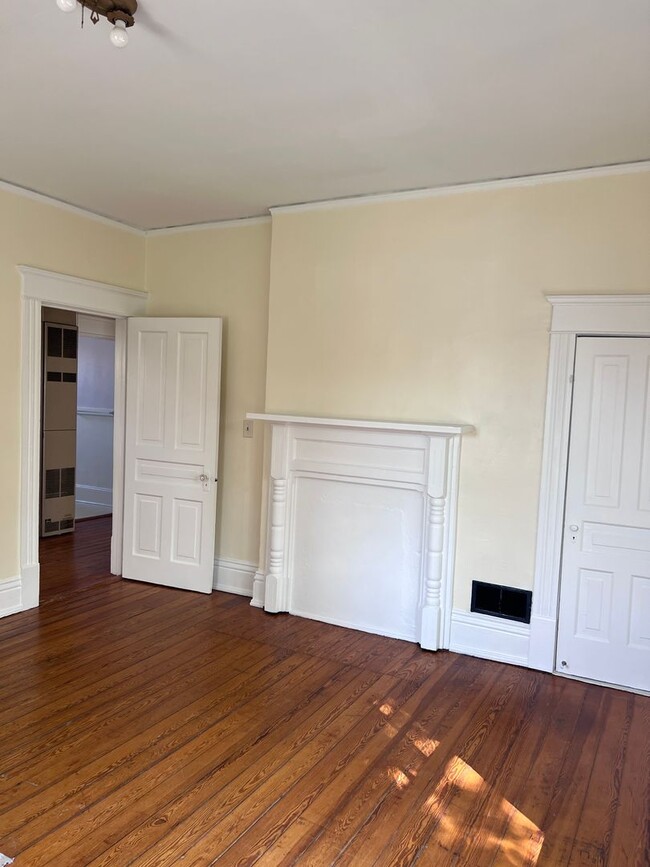 Building Photo - Spacious 3 Bed/2 Bath Home Minutes from Do...
