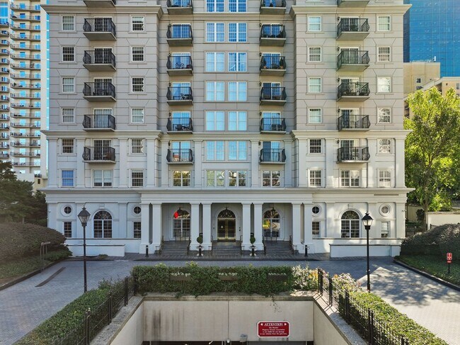 Building Photo - Penthouse Living in Midtown!