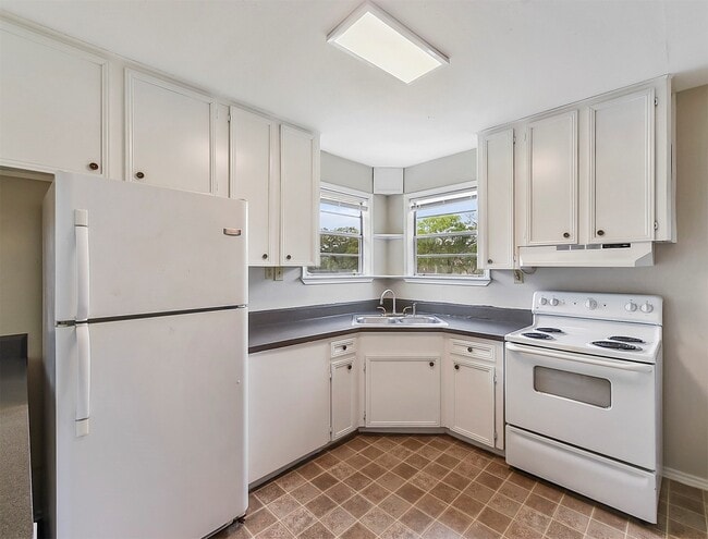 Building Photo - 7357-7352 Brace St