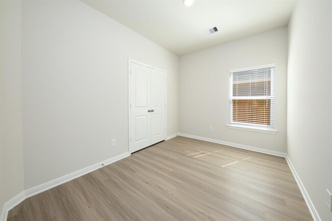 Building Photo - 15434 Maple Ter Dr