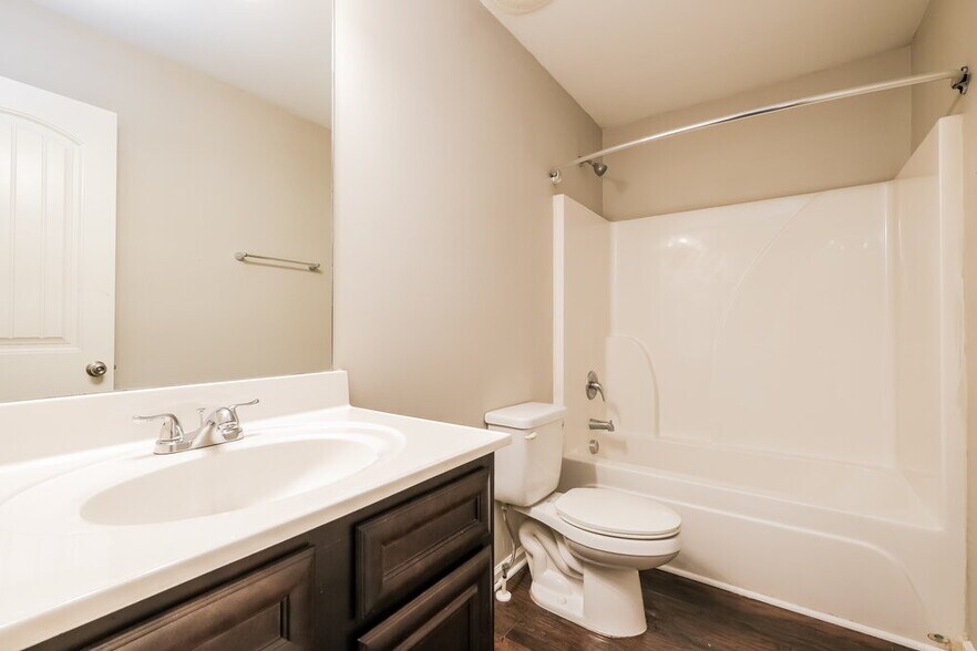 Building Photo - 559 Dahlia Dr