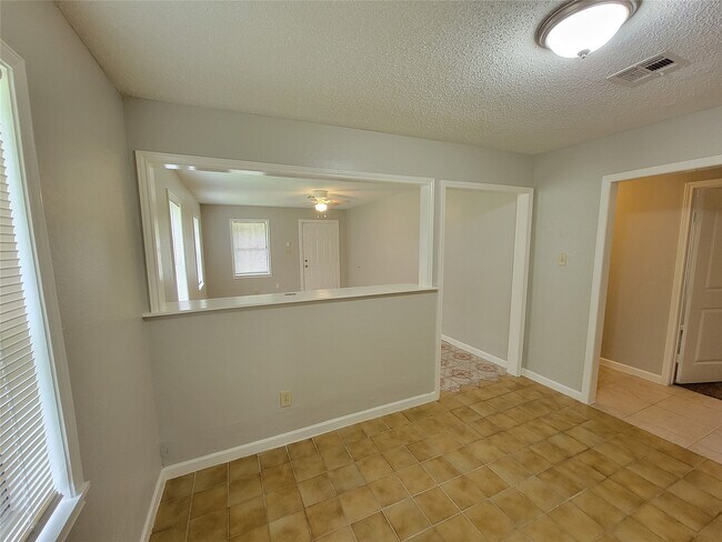 Building Photo - 2205 Velma St